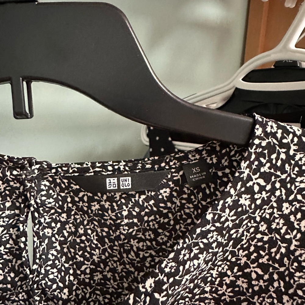 Uniqlo Black Floral Crewneck Blouse - Picture 3 of 7